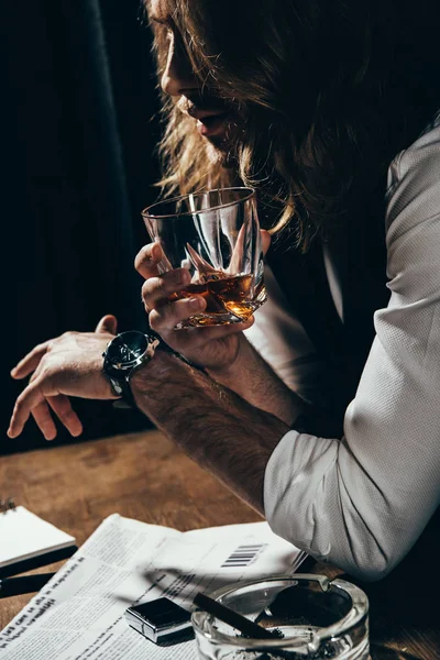 Hombre bebiendo alcohol y fumando — Foto de Stock