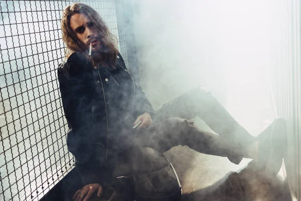 담배와 세련 된 장 발 남자 — 스톡 사진