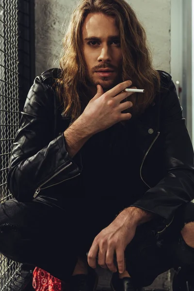 Elegante uomo dai capelli lunghi con sigaretta — Foto Stock