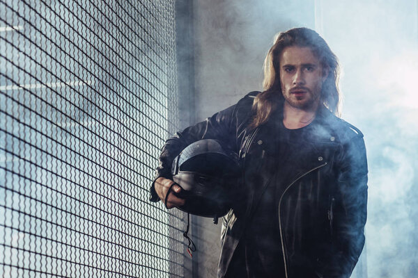 Стильный мужчина со шлемом
