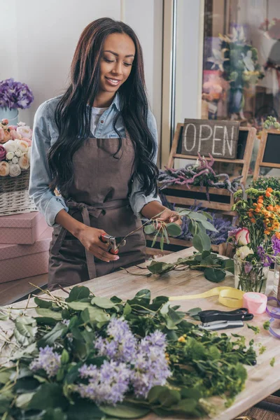 Florist cutting flowers — Stock Photo, Image