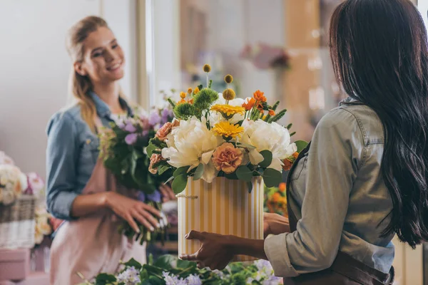 Floristas multiétnicos em florista — Fotografia de Stock