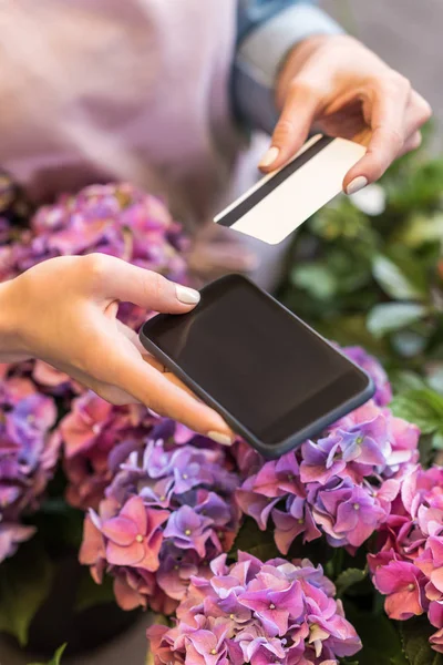 Persoon met smartphone en credit card — Stockfoto