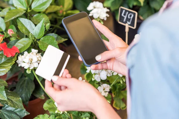 Person mit Smartphone und Kreditkarte — Stockfoto