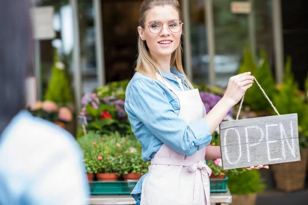 Florist som håller öppna tecken — Stockfoto