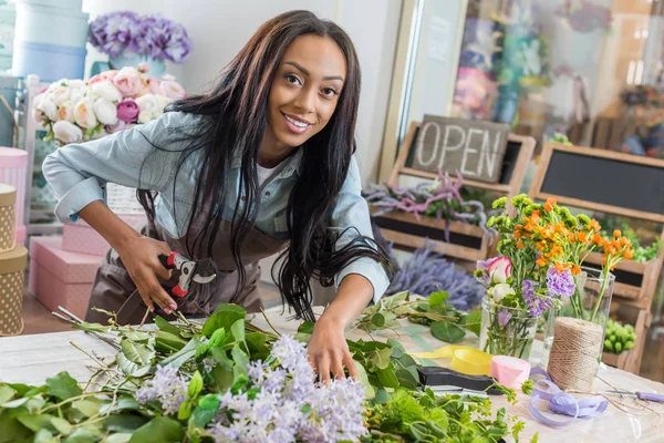 Bloemist snijden bloemen — Stockfoto