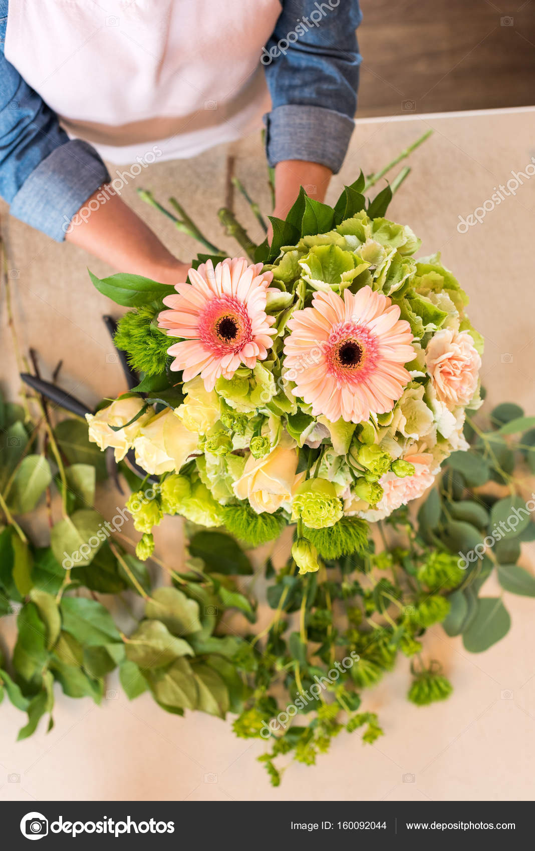 Florist arranging flowers — Stock Photo © ArturVerkhovetskiy 160092044
