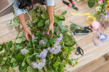 Çiçekçi Çiçek düzenliyor