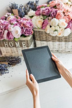 Dijital tablet kullanarak çiçekçi