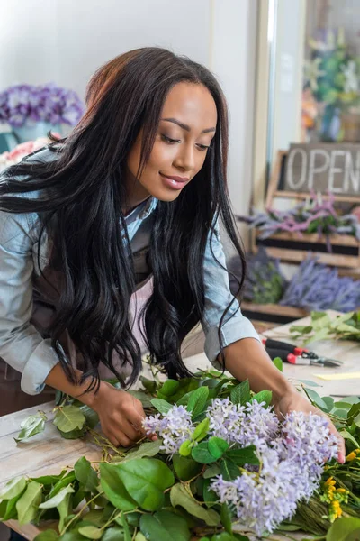 Florist arranging flowers — Free Stock Photo