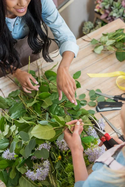 Floristas organizando flores — Fotografia de Stock