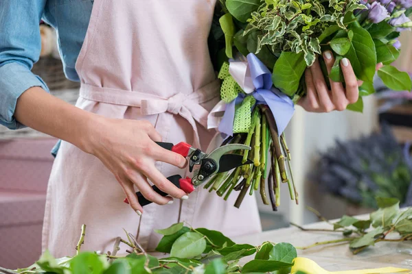 Florist cutting flowers — Stock Photo, Image