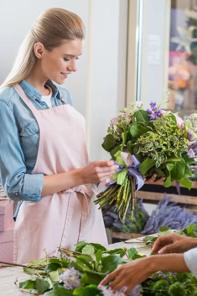 Флорист, що працює в квітковому магазині — стокове фото