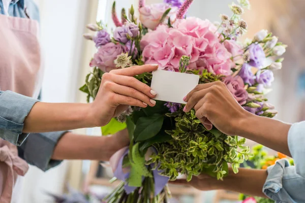 Floristas segurando cartão em branco — Fotografia de Stock