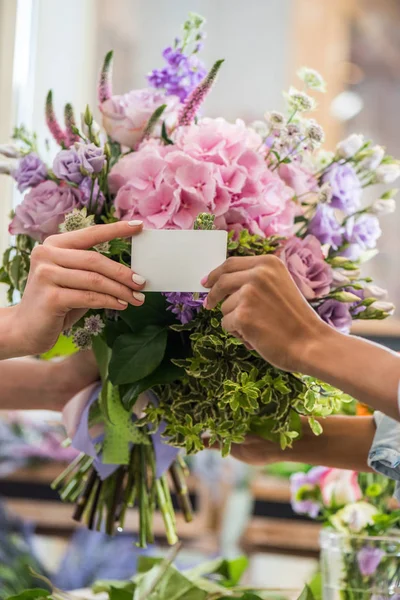 Boş kartı tutan çiçekçi — Stok fotoğraf