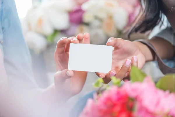 Floristas con tarjeta en blanco — Foto de Stock