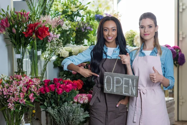 Floristas multiétnicos con signo abierto — Foto de Stock