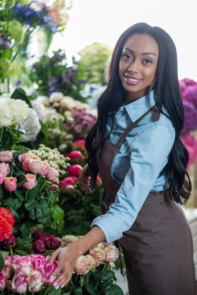 Afrikkalainen amerikkalainen kukkakauppias kukkia — kuvapankkivalokuva