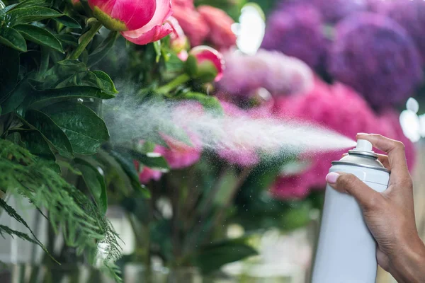 Florist spraying flowers — Stock Photo, Image