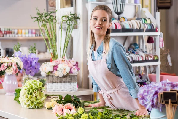 Florist working in flower shop — Stock Photo, Image