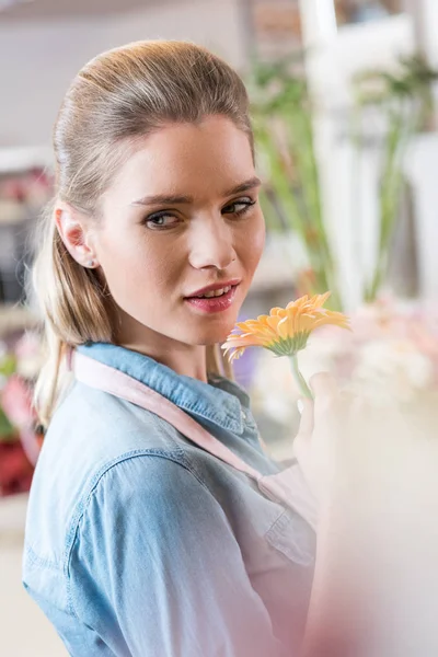 Beautiful young florist — Free Stock Photo