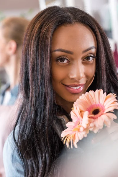 African american woman with flowers — Stock Photo, Image