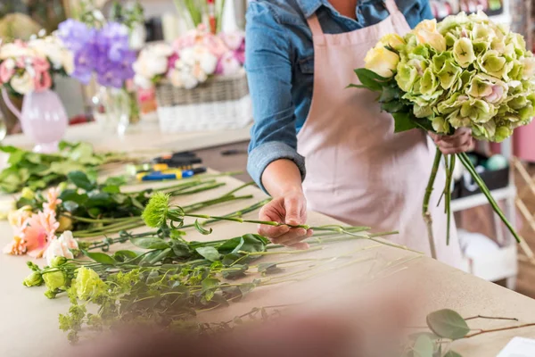Florist arranging flowers — Stock Photo, Image