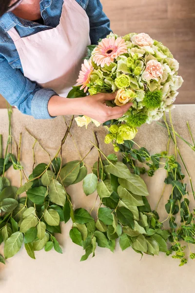 Florist arranging flowers — Stock Photo, Image