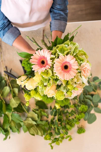 Florist arrangiert Blumen — Stockfoto