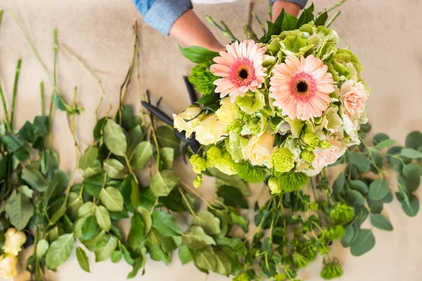 Fiorista che organizza fiori — Foto Stock