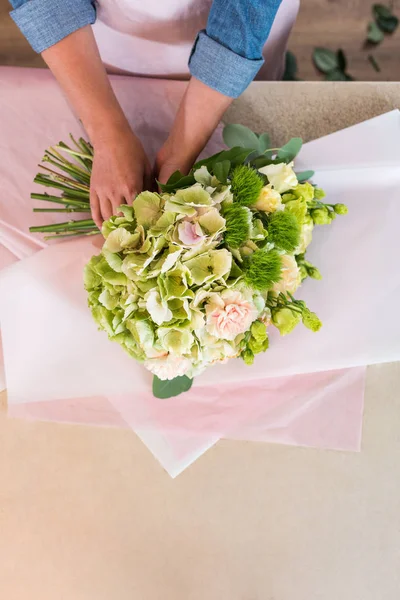 Florist arranging flowers — Stock Photo, Image