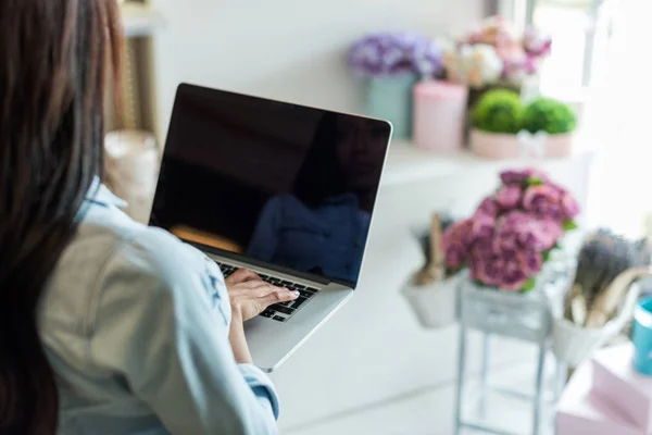 Florist menggunakan laptop — Stok Foto