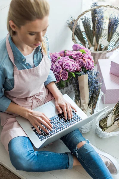 Fiorista utilizzando laptop — Foto Stock