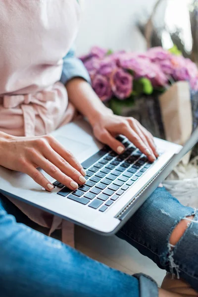 Florist med laptop — Stockfoto