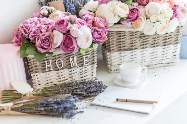 Blumen in Weidenkörben und Notizbuch — Stockfoto