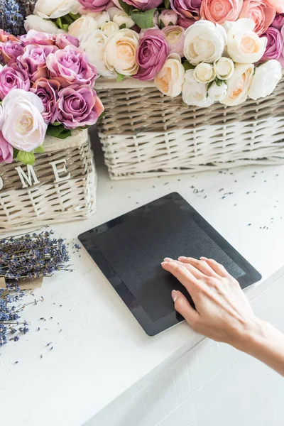 Florist using digital tablet — Free Stock Photo