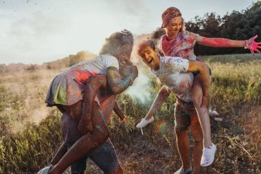 holi Festivali çok ırklı arkadaşlar
