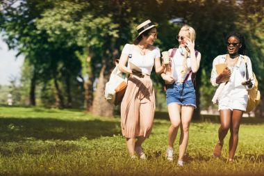 çok ırklı öğrenciler Park'ta yürüyordunuz 