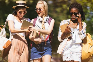 çok ırklı öğrenciler Park'ta yürüyordunuz 