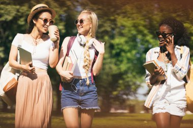 çok ırklı öğrenciler Park'ta yürüyordunuz