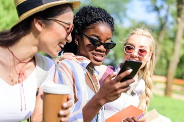 çok ırklı kızlar Smartphone kullanarak