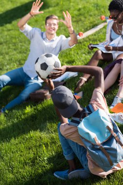 mutlu çok ırklı öğrenci park