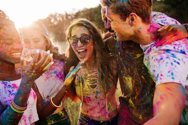 Amigos multiétnicos en el festival holi — Foto de Stock