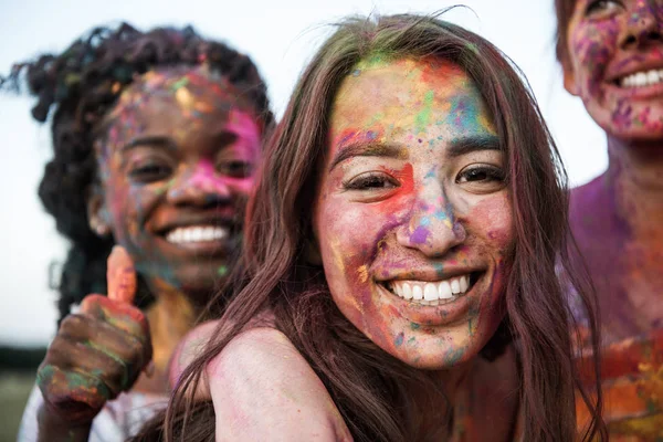 Prieteni multietnici la festivalul holi — Fotografie, imagine de stoc