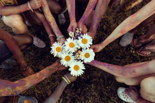 Young friends with chamomiles — Stock Photo, Image