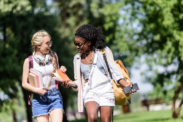 Multietniskt studenter promenader i parken — Stockfoto