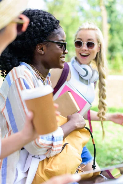 Chicas multiétnicas en el parque — Foto de Stock