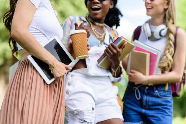 çok ırklı öğrenciler kitap tutan