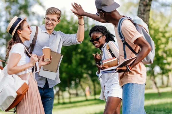 Çak bir beşlik vererek çok ırklı öğrenciler