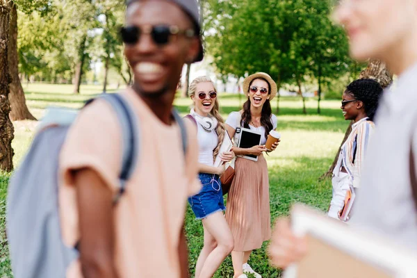 Багатоетнічні студенти в парку — стокове фото